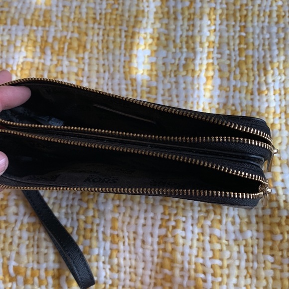Michael kors wristlet - Picture 2 of 2